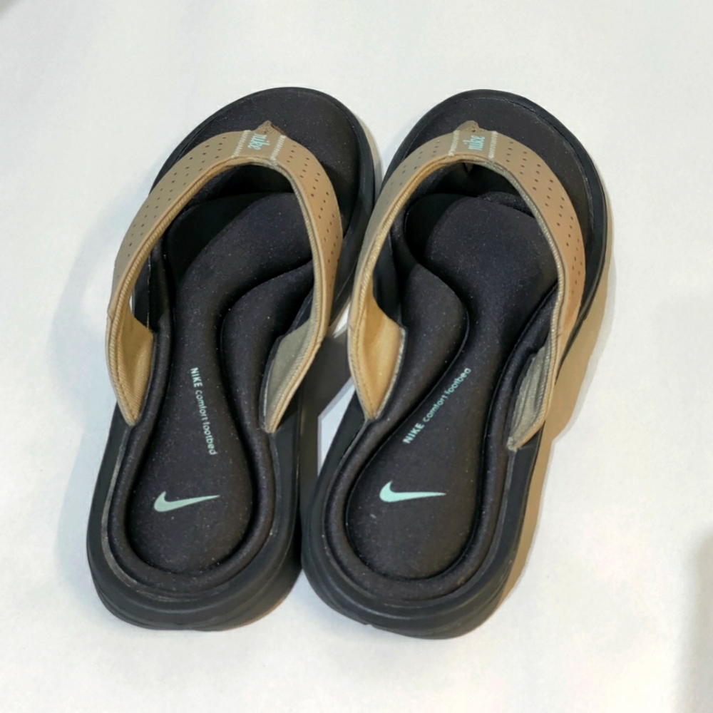 Nike flip flops size 10 wide